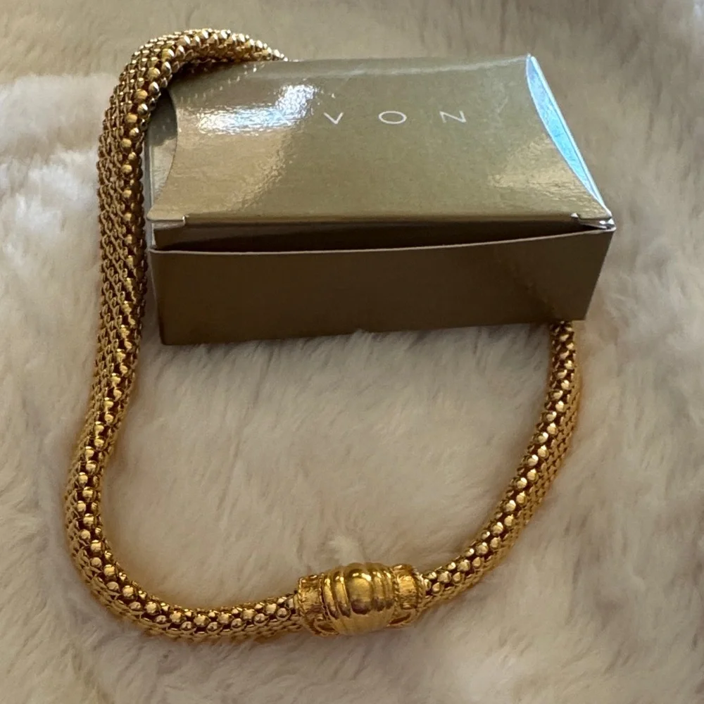 Vintage Avon Gold Plated Mesh Chain Magnetic Front Lock Necklace NEW IN BOX - Picture 7 of 7